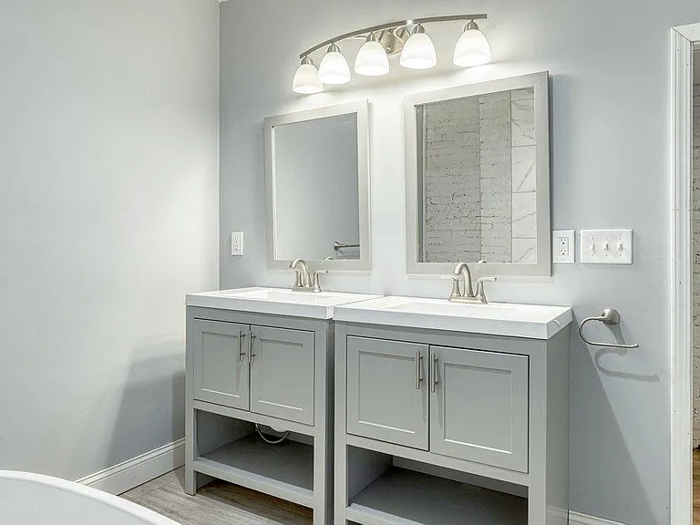 3rd floor full bathroom