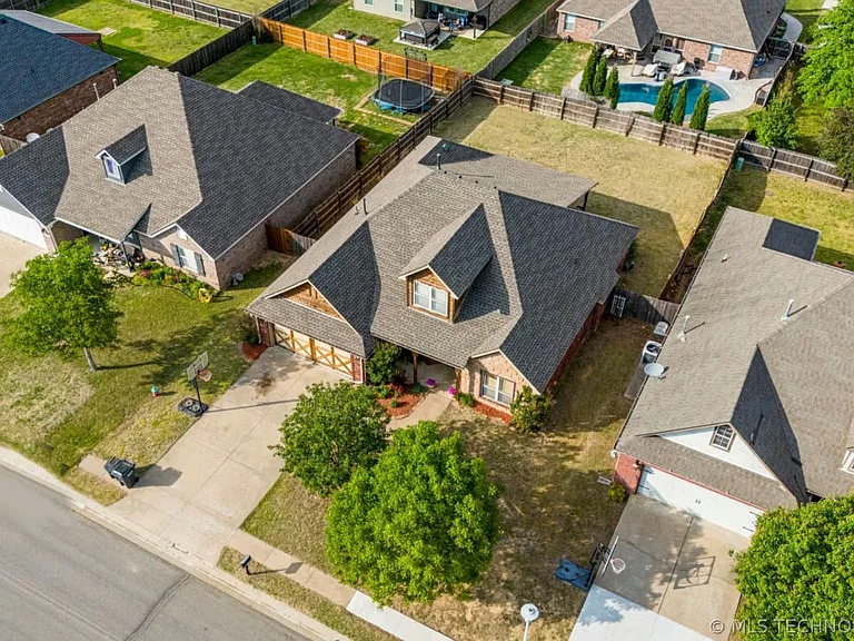26545 Foxen Dr — Photo 22