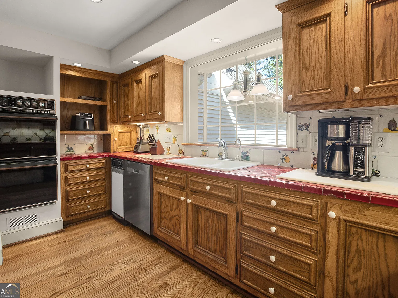 5 bed, 4.5 bath, 6080 sqft, $3,200 — Photo 4