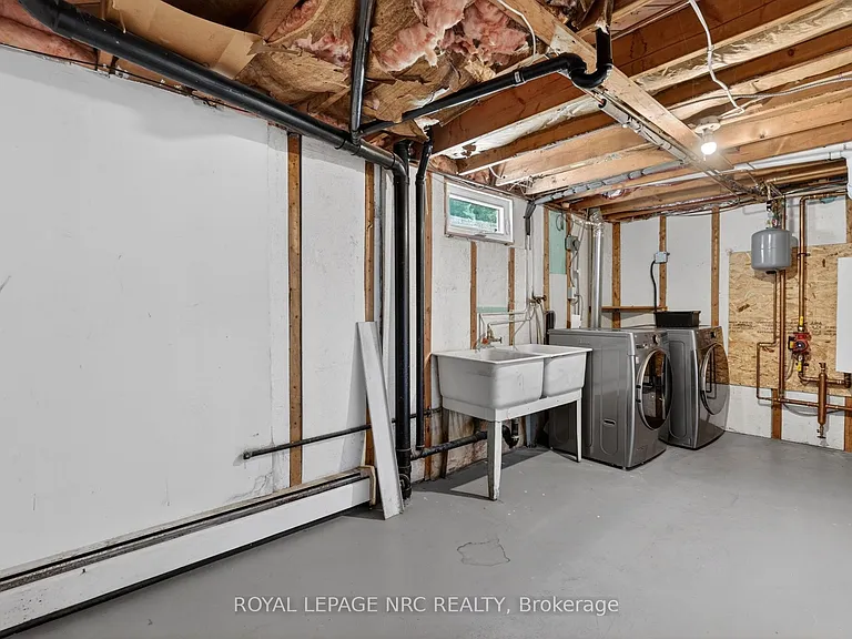 268 Henrietta St — Photo 38