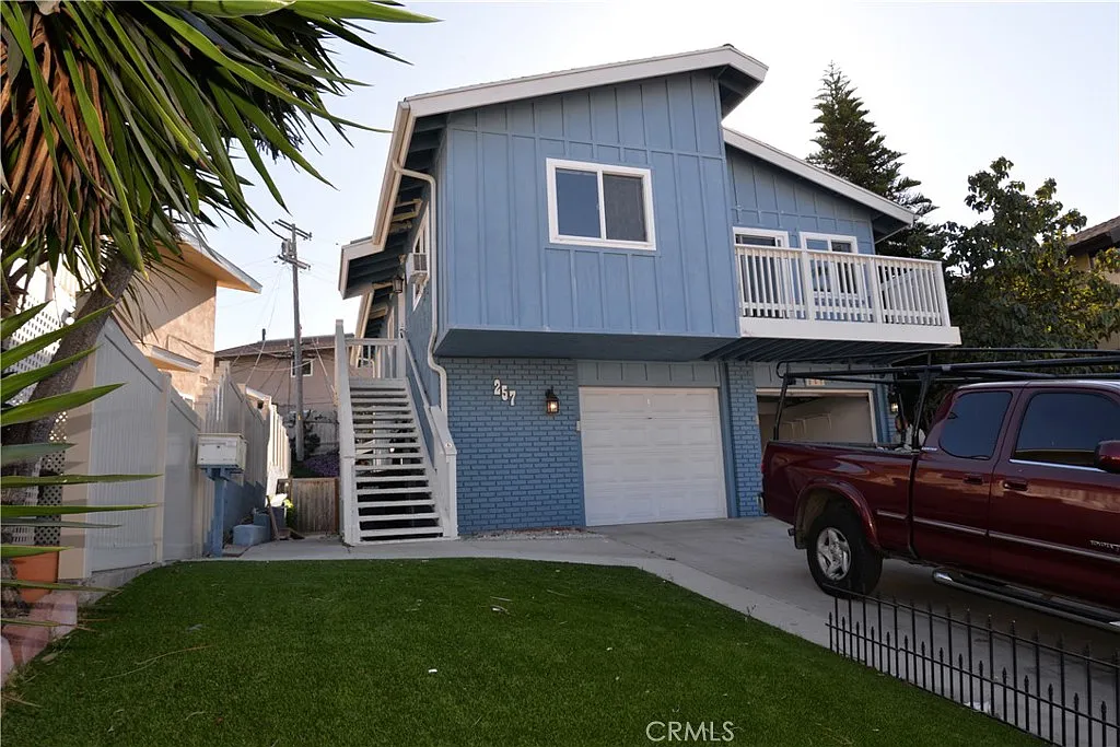 3 bed, 1300 sqft, $3,950 — Photo 1