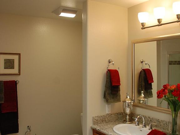 Double vanity bathroom