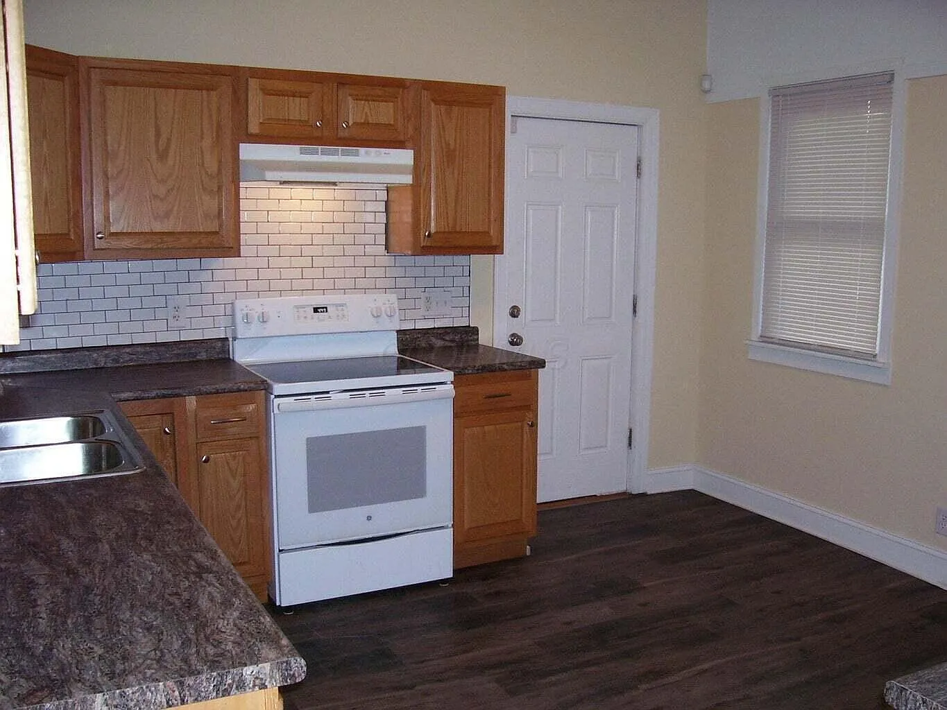 3 bed, 1.0 bath, 1288 sqft, $1,525 — Photo 1