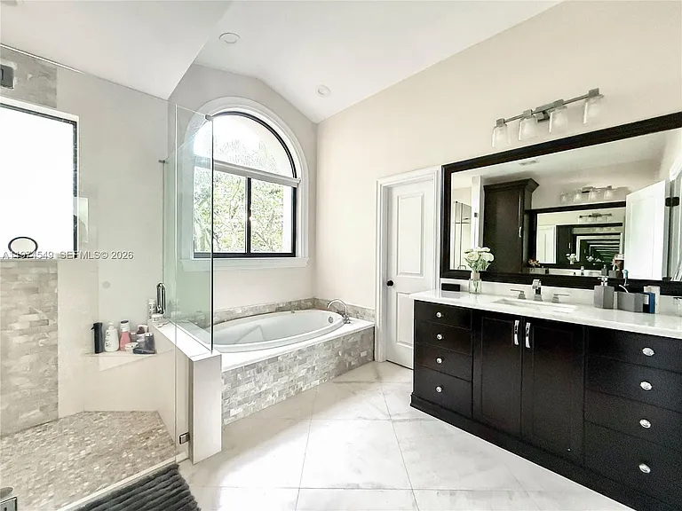 400 Alexandra Cir — Photo 56