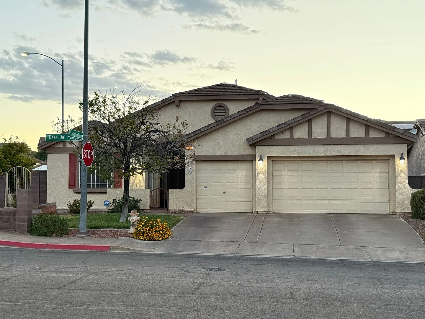 Lovely Single Story Home on a Corner Lot — Photo 1