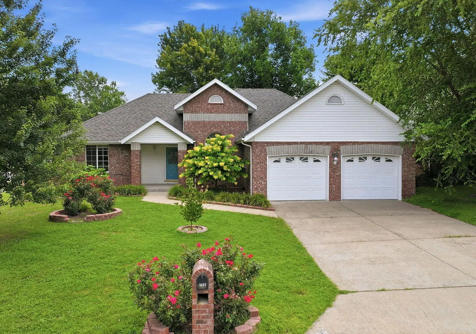 3 Bedroom | 2 Bathroom | 2 Car Garage | Springfield MO | Fenced Back Yard! — Photo 1