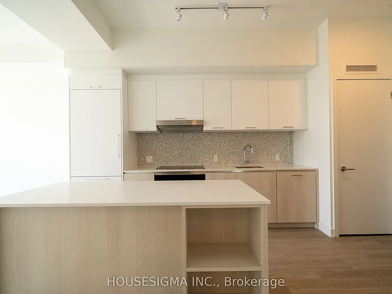 8188 Yonge St #623 — Photo 1