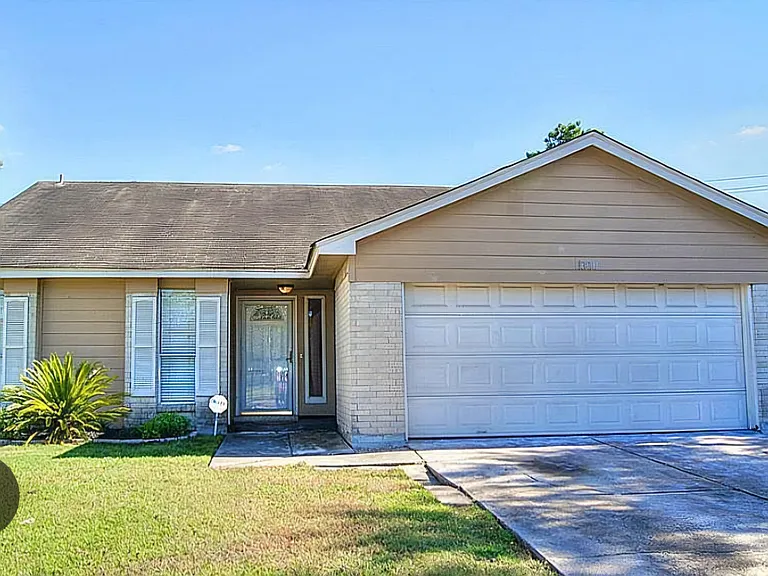 1330 Castle Glen Dr — Photo 1