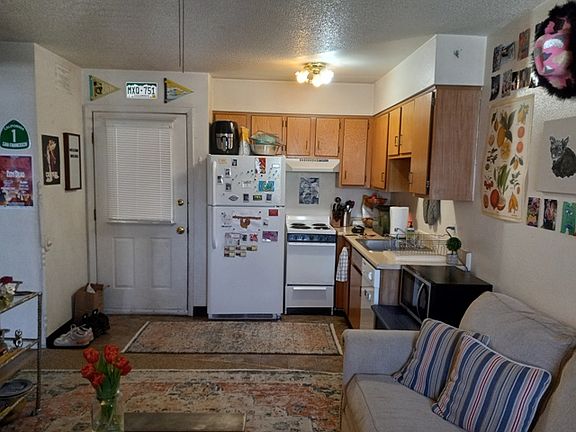 1135 Pennsylvania Apt. #7 - kitchen & entry