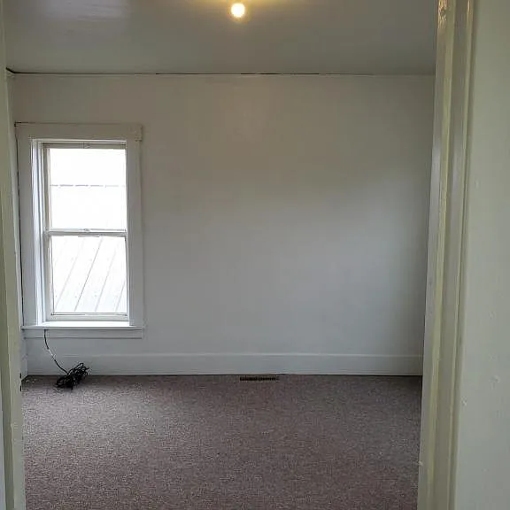 303 1/2 W High St #6 — Photo 7