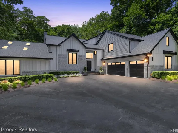 4334 S Bay Dr, Orchard Lake, MI 48323