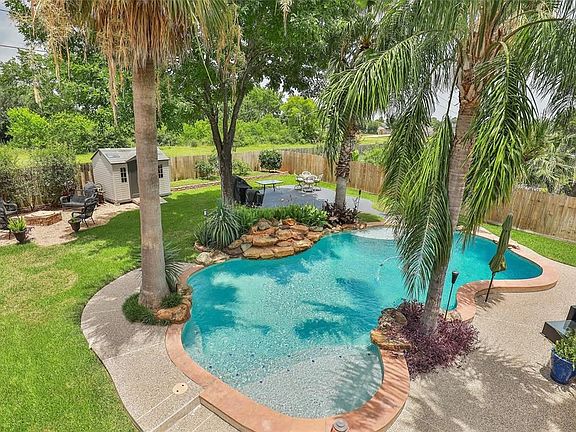 3rd image of 18170 Holly Forest Dr