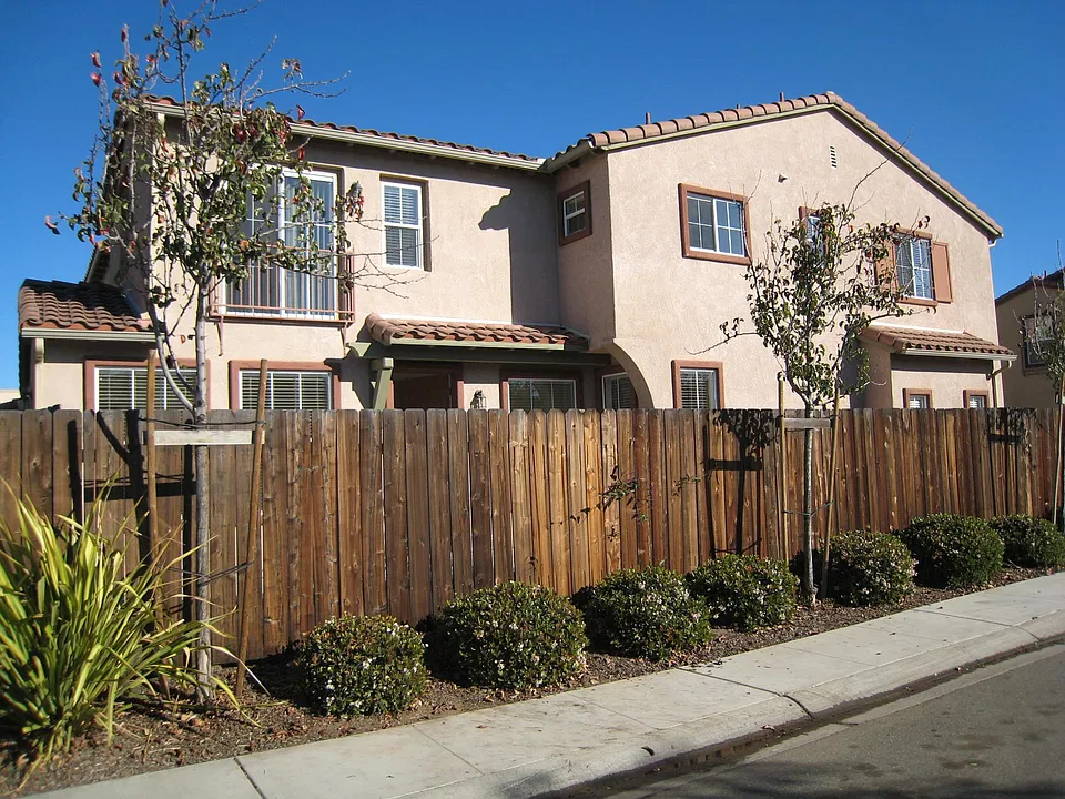807 E Tulip Ln