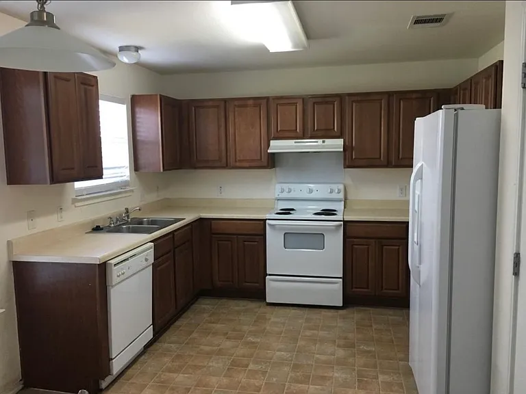 230 Phillips St — Photo 7