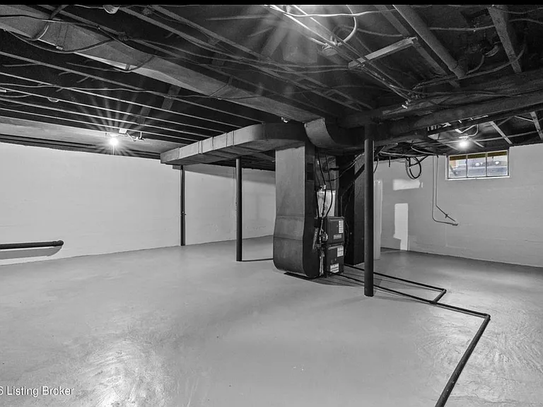 2576 Martin Ave — Photo 10