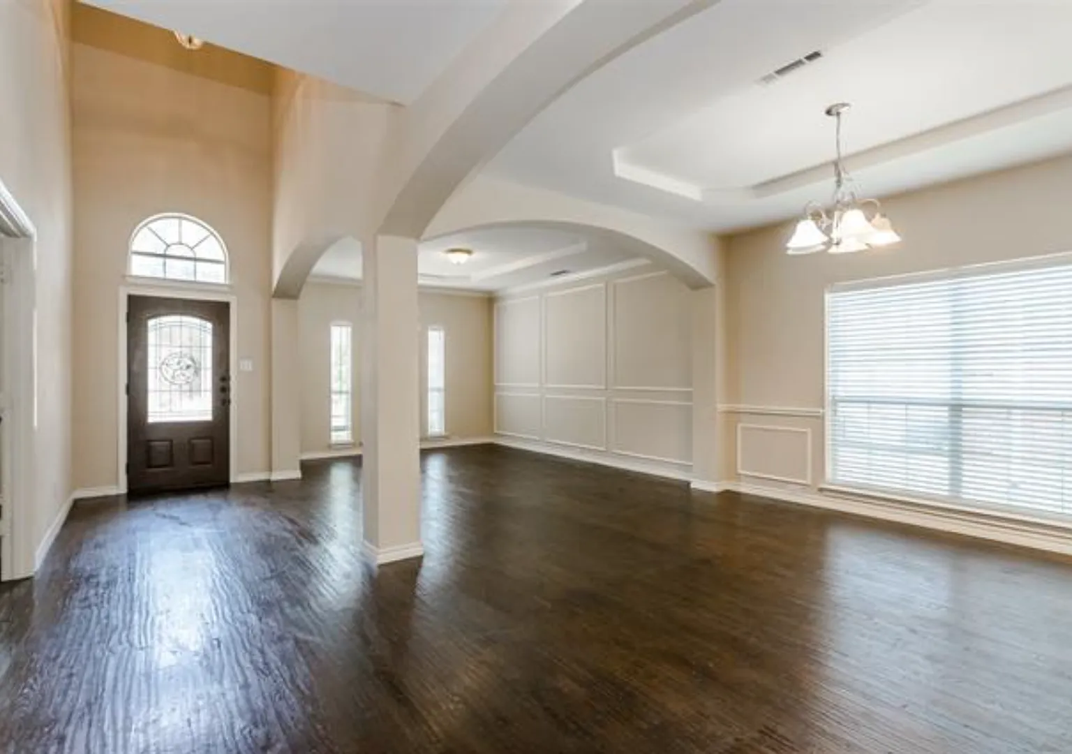 Spacious 5-Bedroom Home with Media Room, Office & Community Amenities in Mansfield! — Photo 2