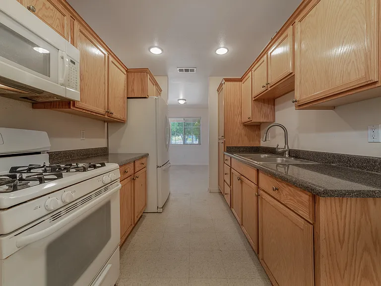 730 Pine Ave — Photo 14