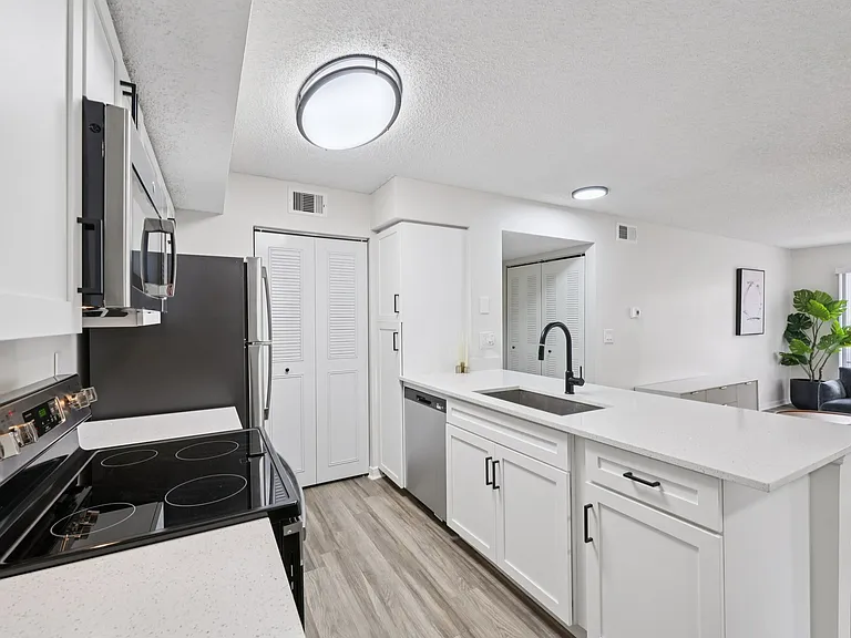 Oasis Naples Apartments — Photo 26