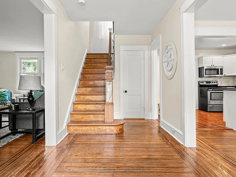 610 Saxer Ave — Photo 11