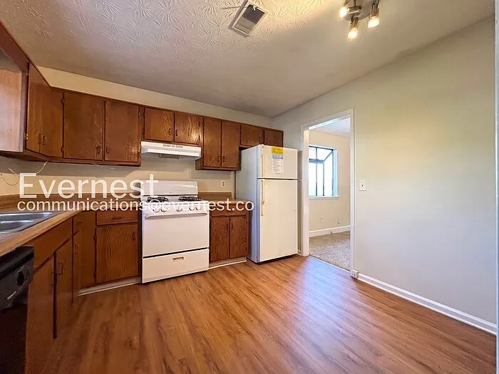 1174 Ridgecrest Ln SE — Photo 2