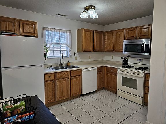 3rd image of 407 Huntington Ct Unit 407