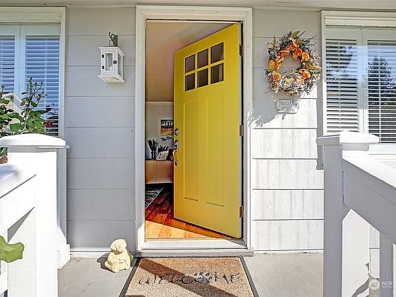 3rd image of 207 Tarragon Avenue