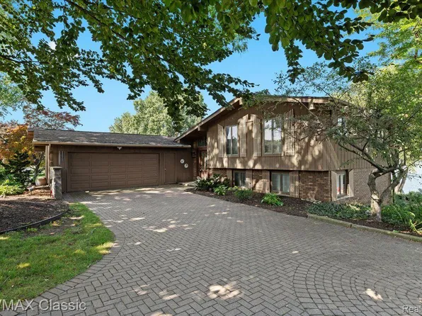 4755 Ravinewood Dr, Commerce Township, MI 48382
