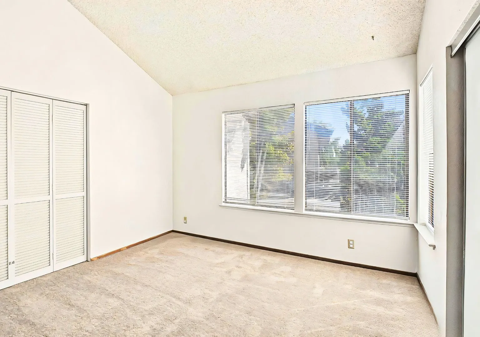 Lovely, Light-Filled 2 Bedroom, 2 Bath Condo — Photo 4