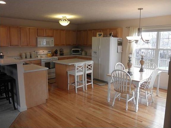 Large, open Kitchen with Hardwood Floors!