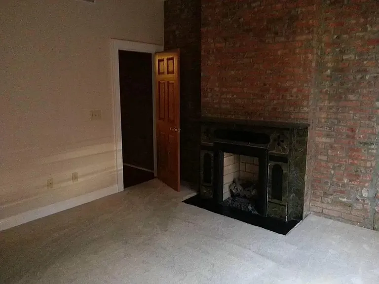 1075 Summit St — Photo 17