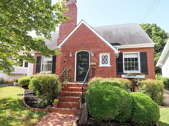 2nd image of 203 Oakridge Blvd