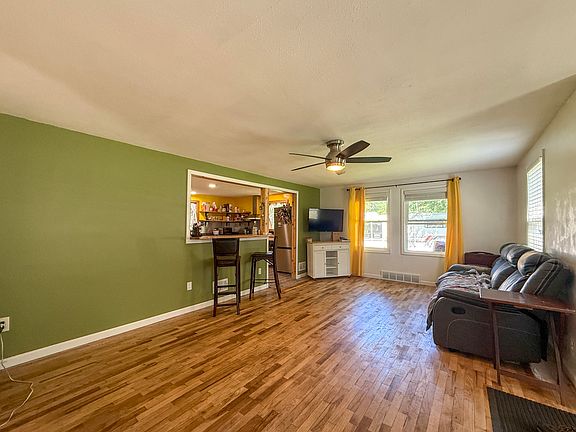 2nd image of 2661 E Empire Ave
