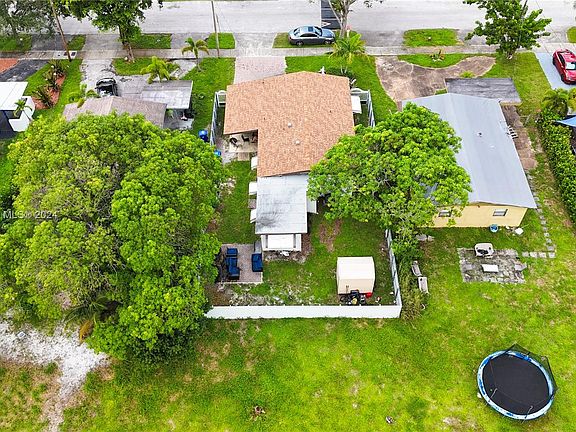 4th image of 416 NW 21st Ter