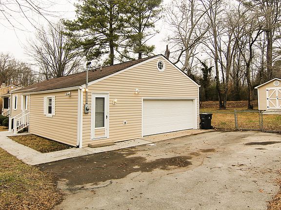 3rd image of 5904 Iris Ln