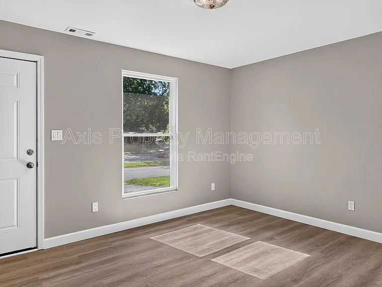 2209 Campus Dr — Photo 3