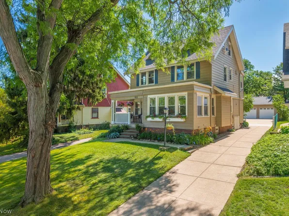 1533 Lewis Dr, Lakewood, OH 44107