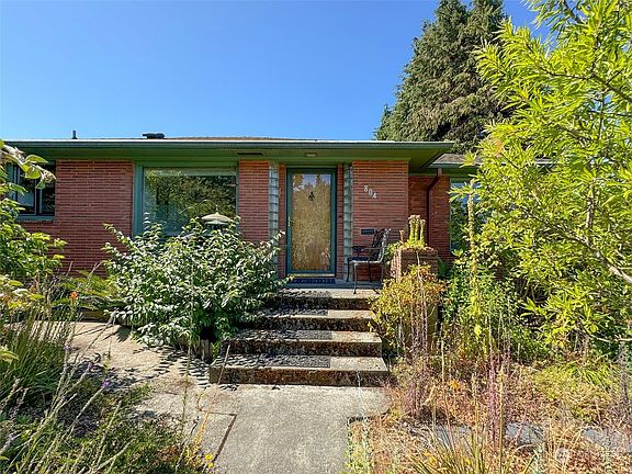 3rd image of 804 E Tenth Street