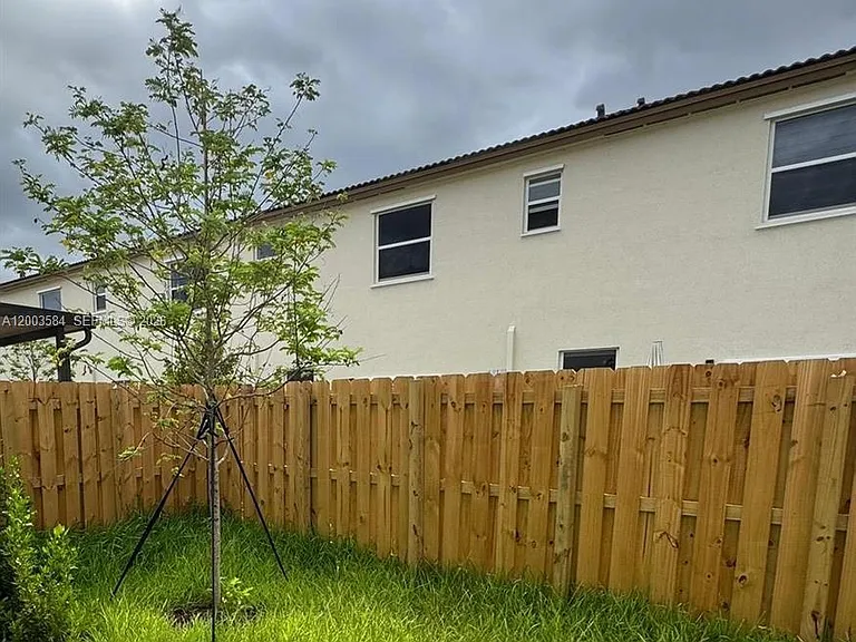 2877 SE 24th Ave — Photo 16