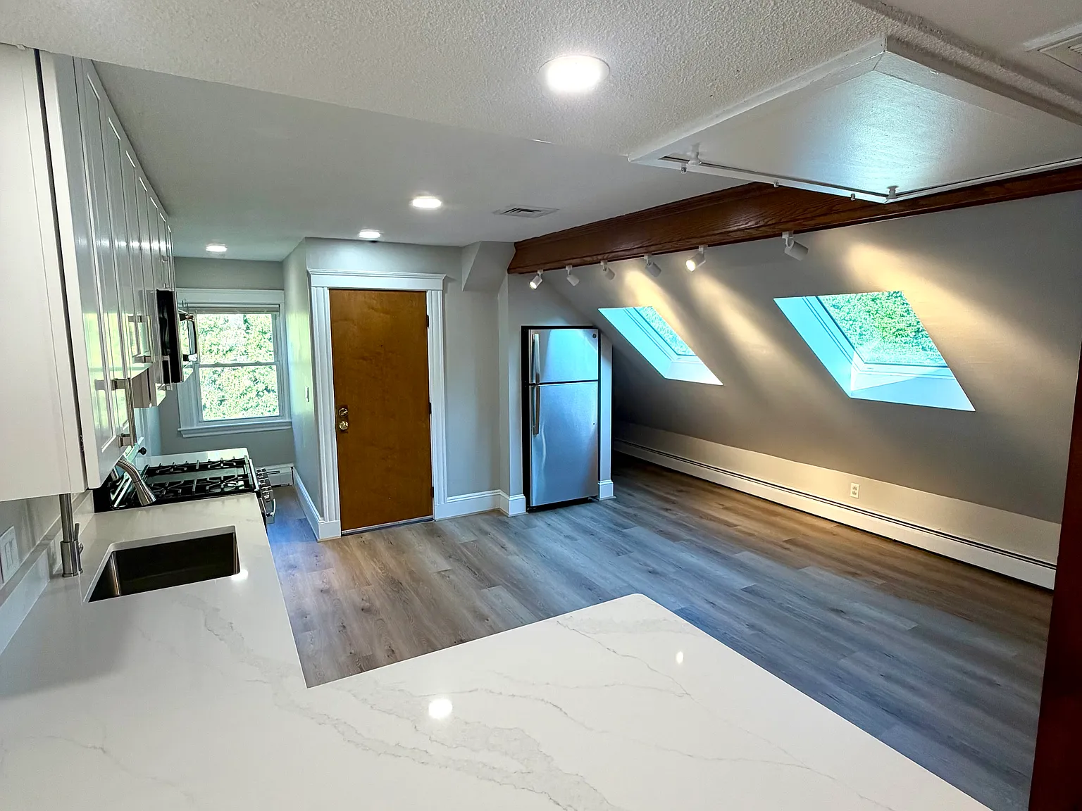 1 bed, 900 sqft, $1,900 — Photo 2