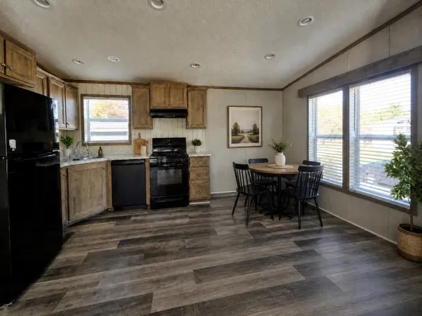 23 S Whispering Dr #204, Hamburg, NY 14075