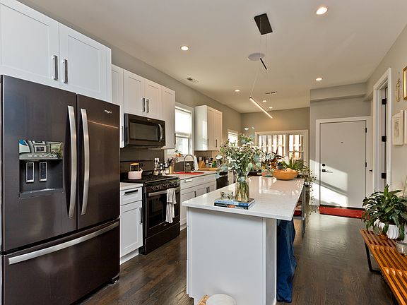 3rd image of 2048 W Melrose St #2