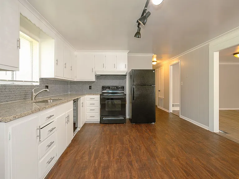 1401-1403 S Frisco Ave — Photo 38