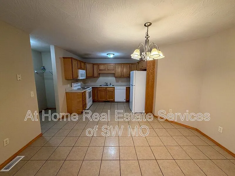 3 bed, 2.0 bath, 1233 sqft, $1,380 — Photo 2