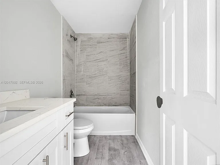 2401 E 11th St — Photo 18