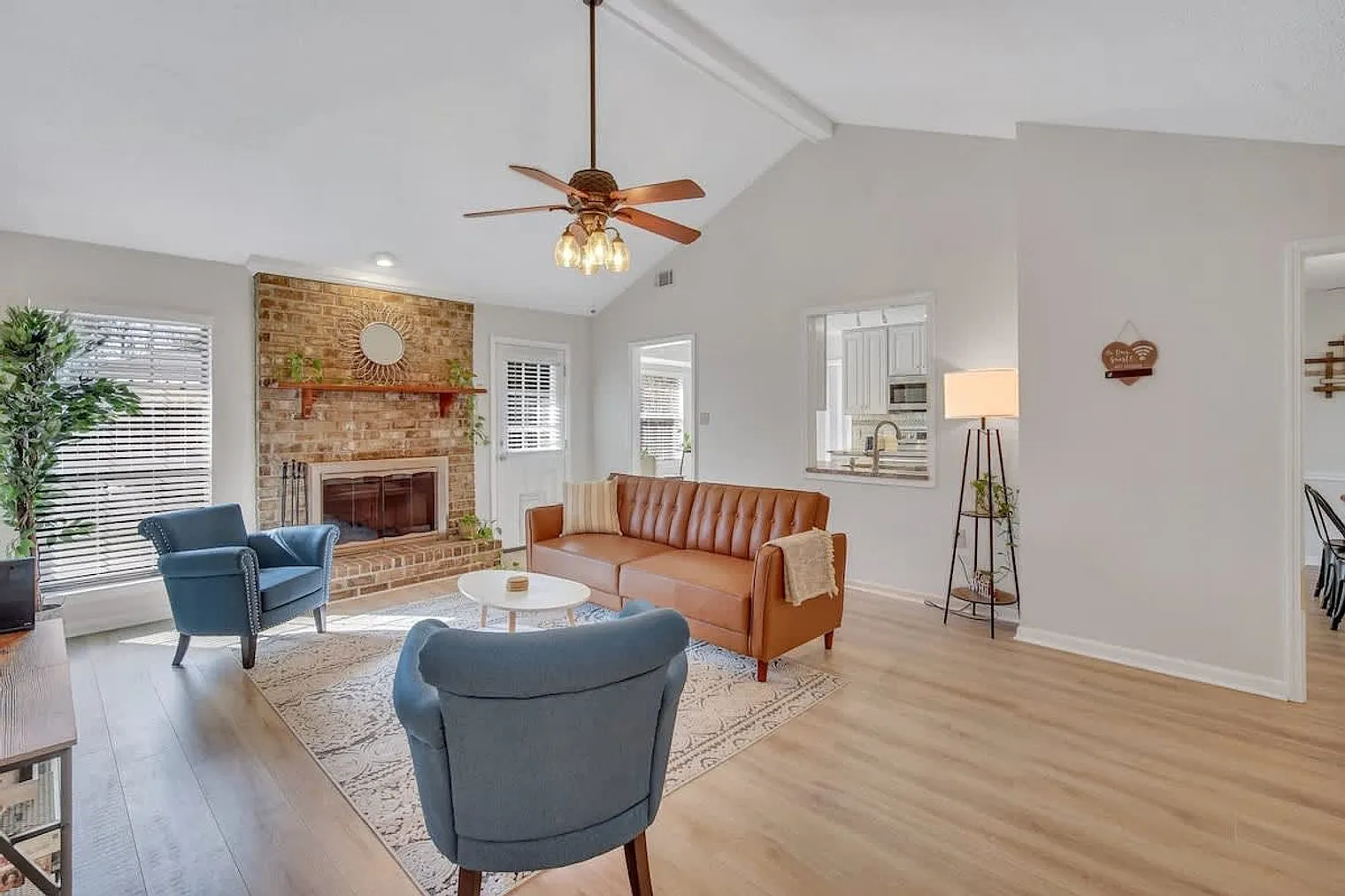 3 bed, 2.0 bath, 1496 sqft, $4,036 — Photo 2
