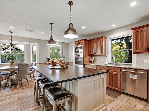 5th image of 1075 Lakeside Dr