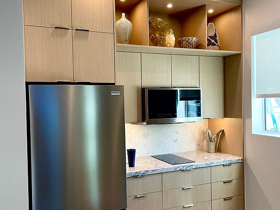4th image of 1025 E Granvia Valmonte