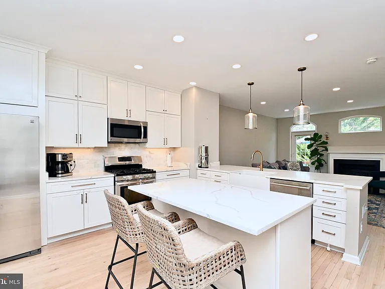 6915 Rolling Creek Way — Photo 6