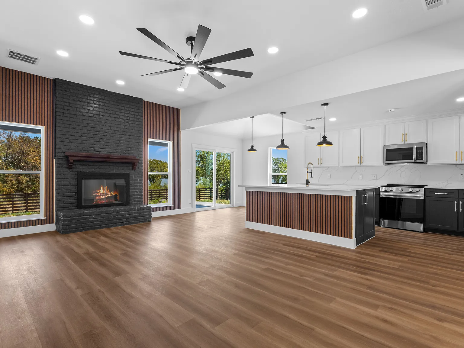 4 bed, 2098 sqft, $3,900 — Photo 2