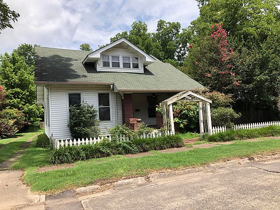 2nd image of 108 Pecan St